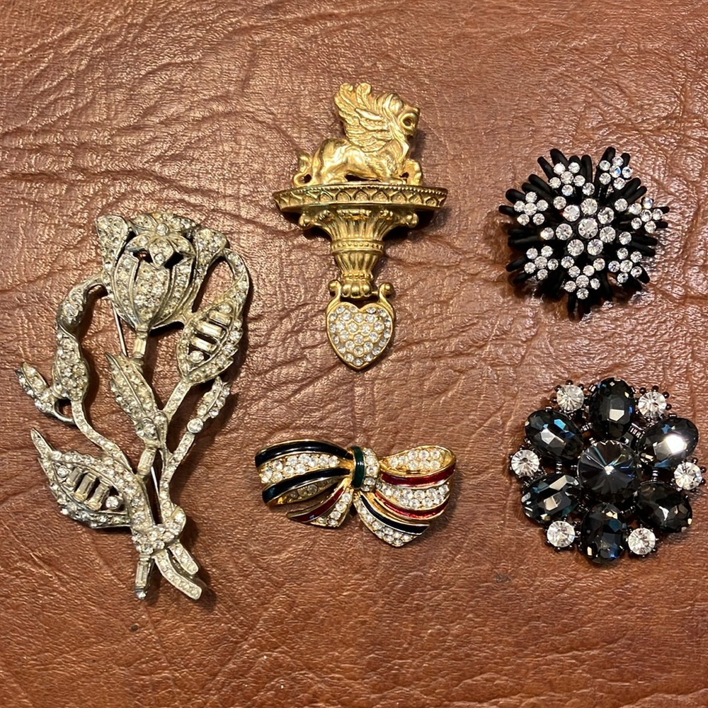 5 Brooches in a lot Vintage to modern pins all excellent condition